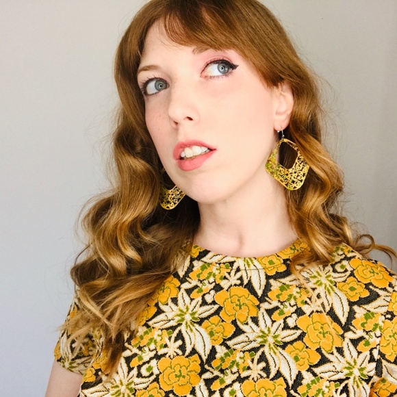 Vintage Metal Diamond-Shaped Earrings - Picture 2 of 2